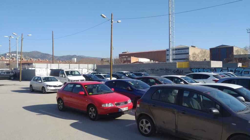 El espacio en el que se construirá la comisaría de Sant Andreu, en el barrio del Baró de Viver / JORDI SUBIRANA