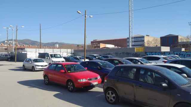 El espacio en el que se construirá la comisaría de Sant Andreu, en el barrio del Baró de Viver / JORDI SUBIRANA