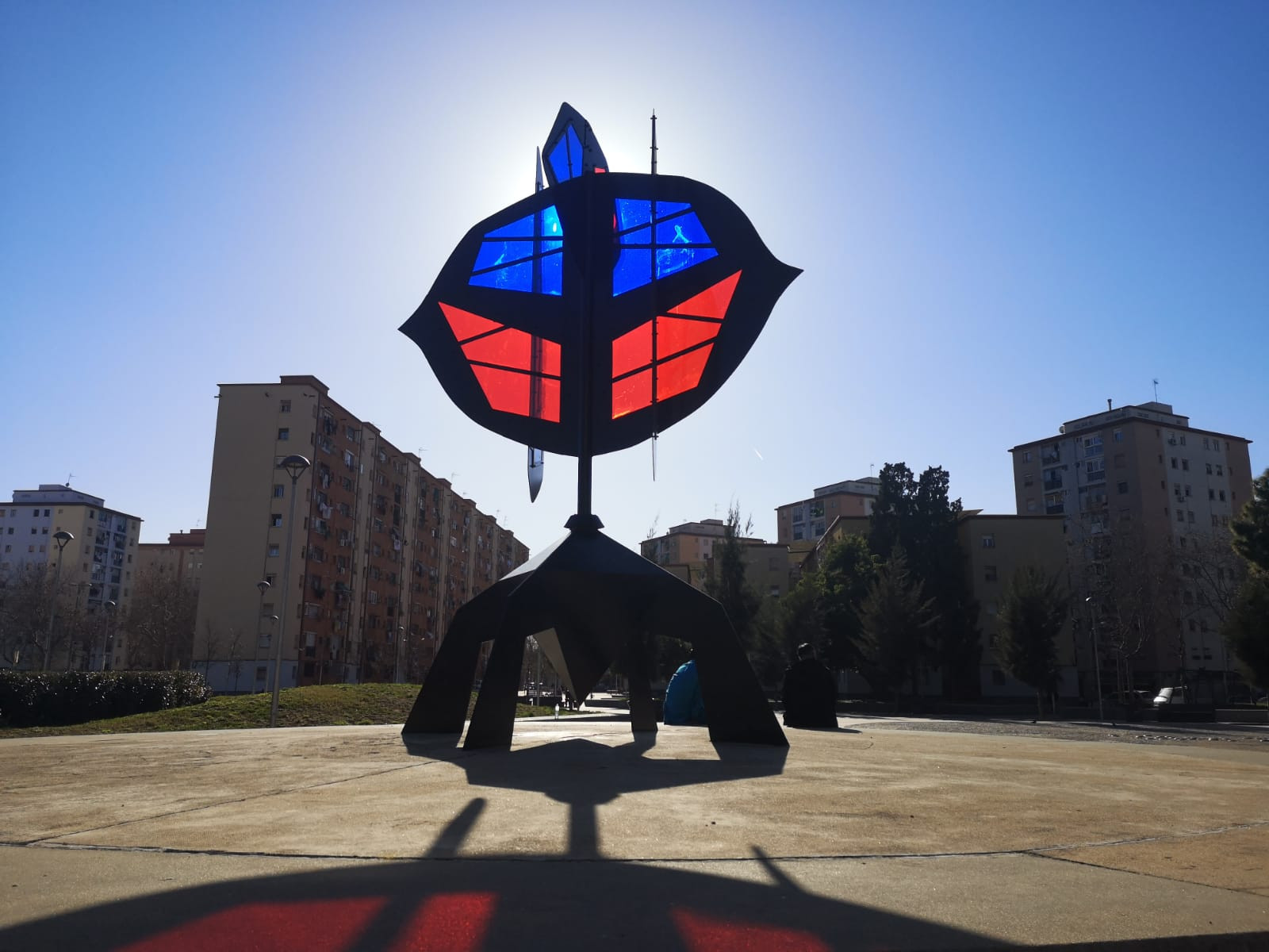 Escultura en la Plaza Roja en Sant Roc, Badalona / GUILLEM ANDRÉS