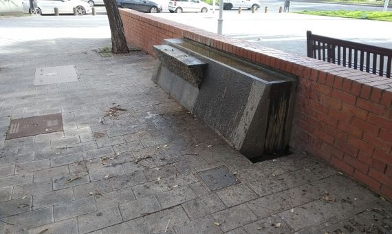 La fuente donde se colocó la escultura de Tusquets / JORDI SUBIRANA