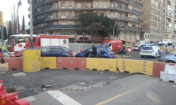 Camiones de bomberos en el incendio del Clot / JORDI SUBIRANA