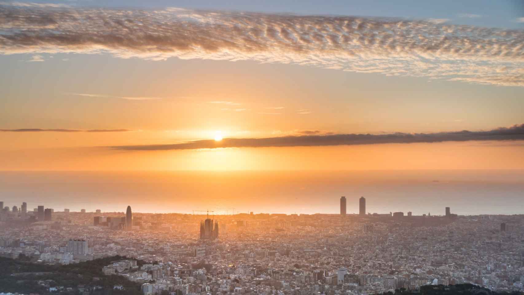 Vista panorámica de Barcelona con pocas nubes en el cielo