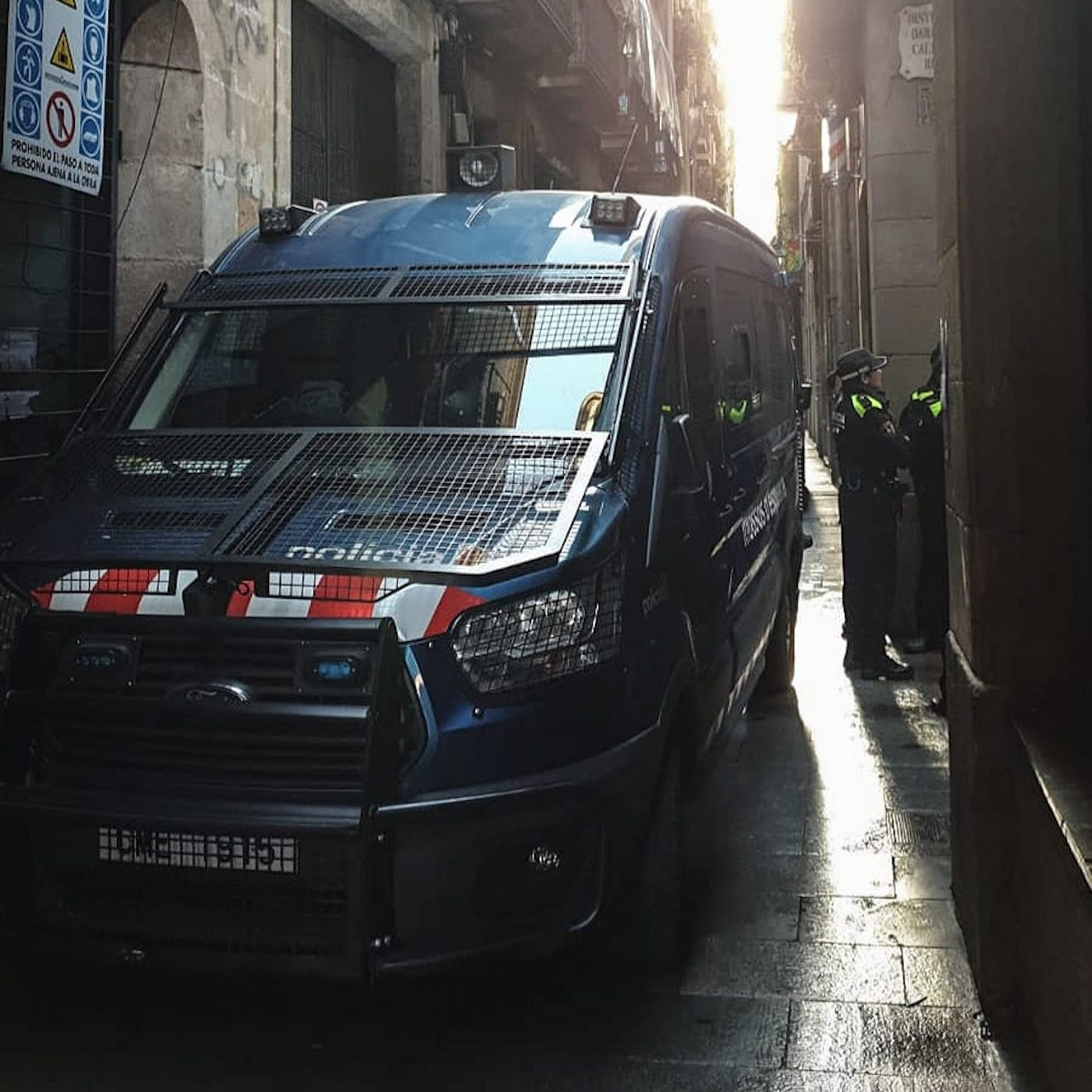Furgón policial de los mossos en un operativo contra los narcopisos de Ciutat Vella 