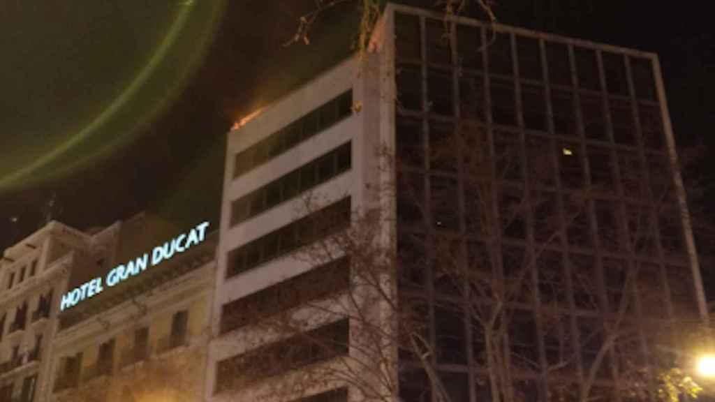 Imagen del edificio donde se ha iniciado el incendio en plaza Catalunya