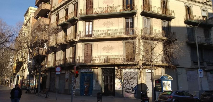 El edificio colindante a la Vinacoteca del Clot / JORDI SUBIRANA