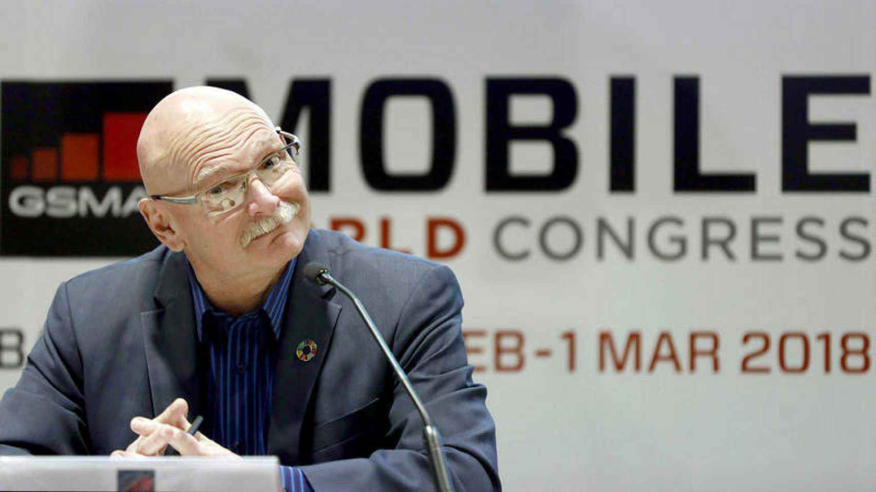 El consejero delegado de la asociación de operadores móviles GSMA, John Hoffman, durante la presentación del MWC en 2018 / EFE