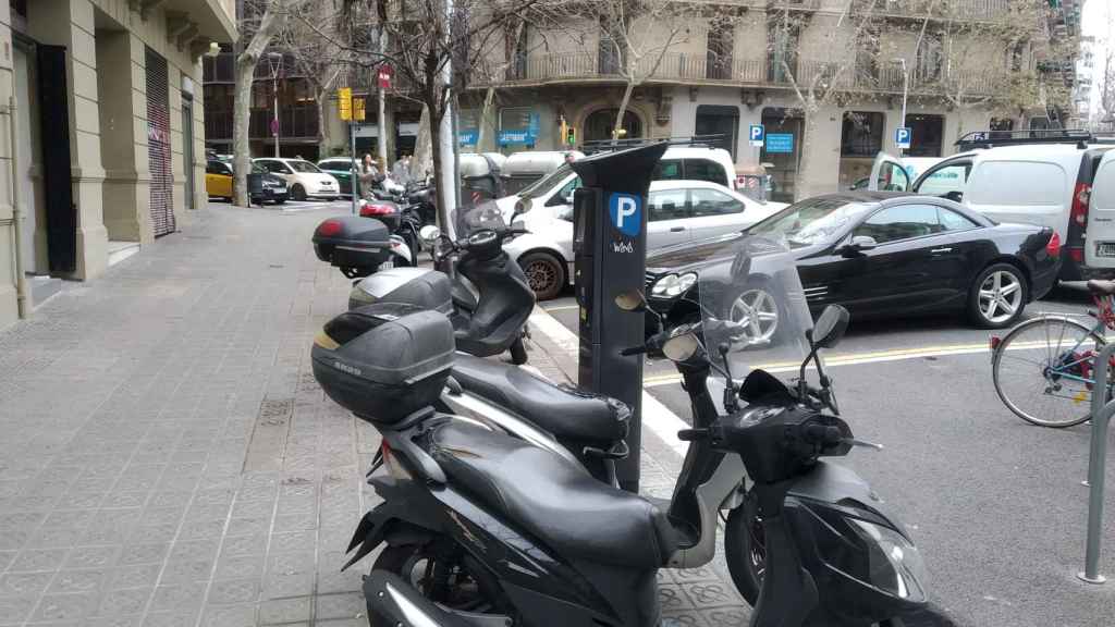 Uno de los nuevos parquímetros, en el Eixample / JORDI SUBIRANA