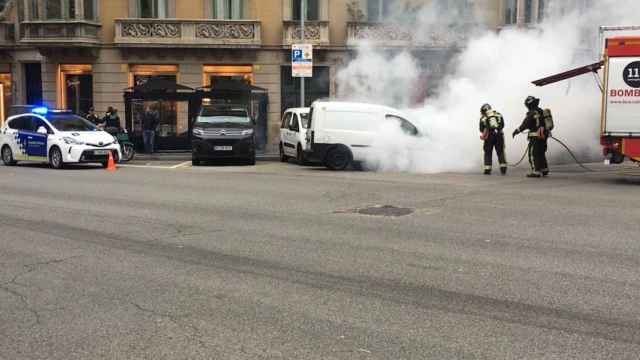 Los bomberos apagando una furgoneta incendiada en el Eixample / METRÓPOLI ABIERTA