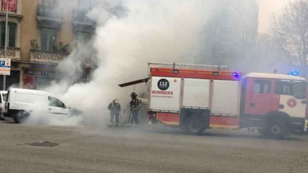 Bomberos de Barcelona extinguiendo el fuego