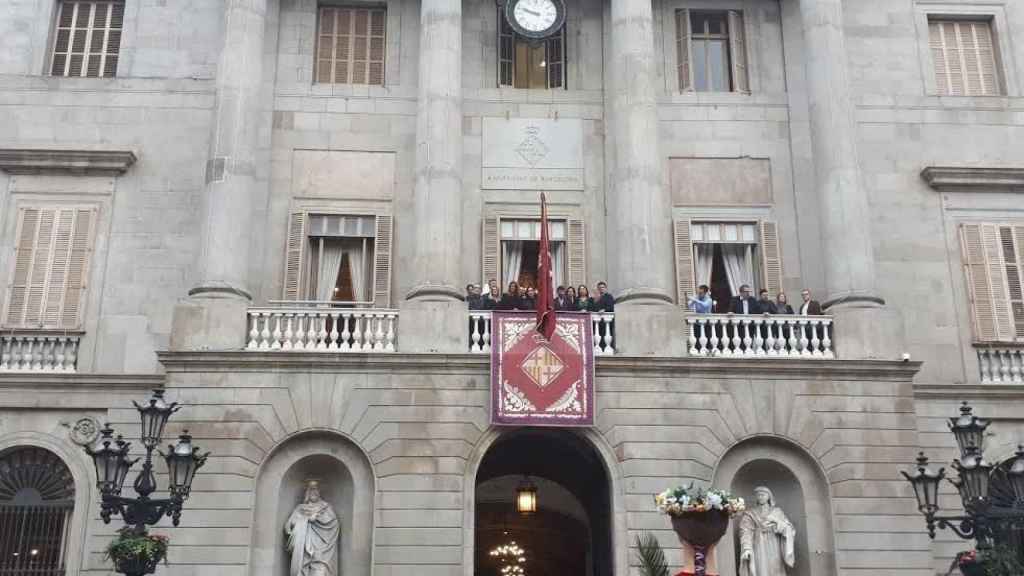 El pendón de Santa Eulàlia colgado en el balcón del Ayuntamiento de Barcelona / EP