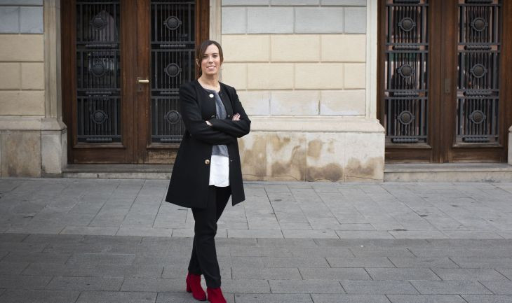 Marta Farrés posa delante del Ayuntamiento de Sabadell para Metrópoli Abierta / LENA PRIETO