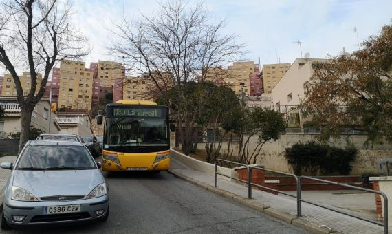 Un autobús baja por el barrio de la Guinardera hacia el centro de Santa Coloma de Gramenet / G.A