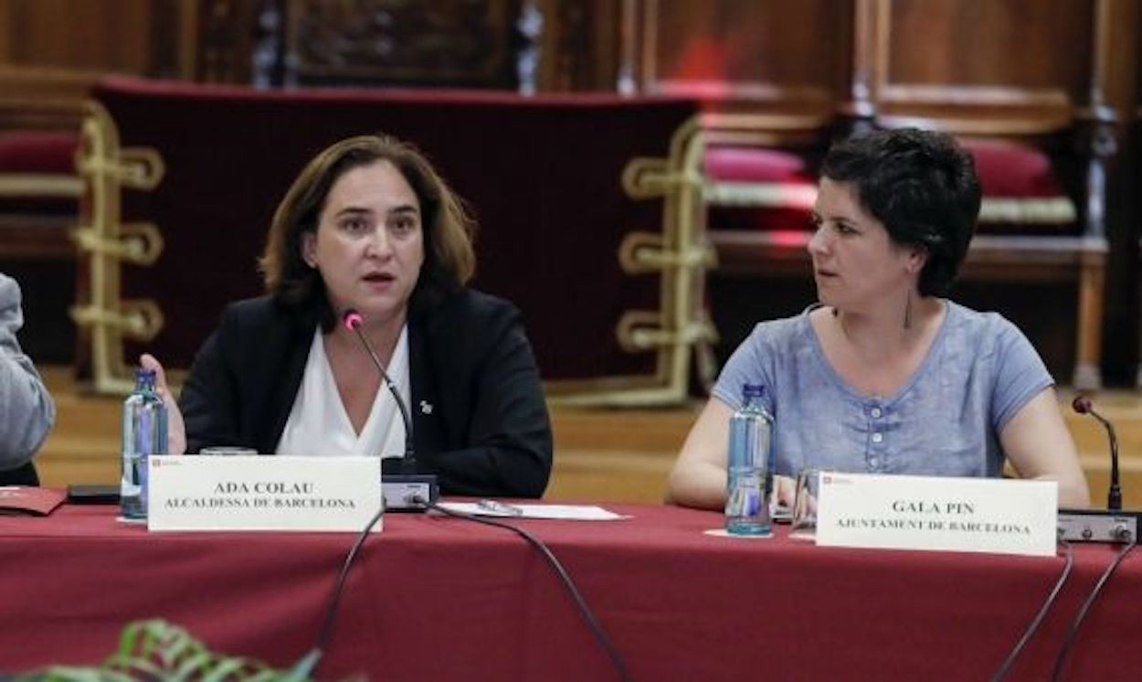 Gala Pin junto a Ada Colau durante el primer mandato de Barcelona en Comú en el Ayuntamiento / ARCHIVO