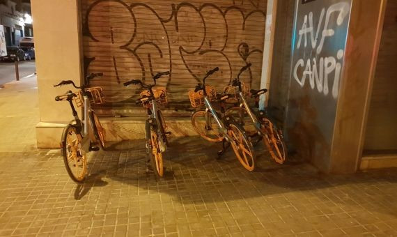 Bicicletas aparcadas en la vía pública / SUMEM