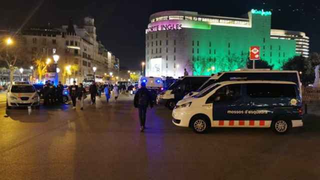 Vehículos de los Mossos en plaza de Catalunya por la macrorredada / MOSSOS