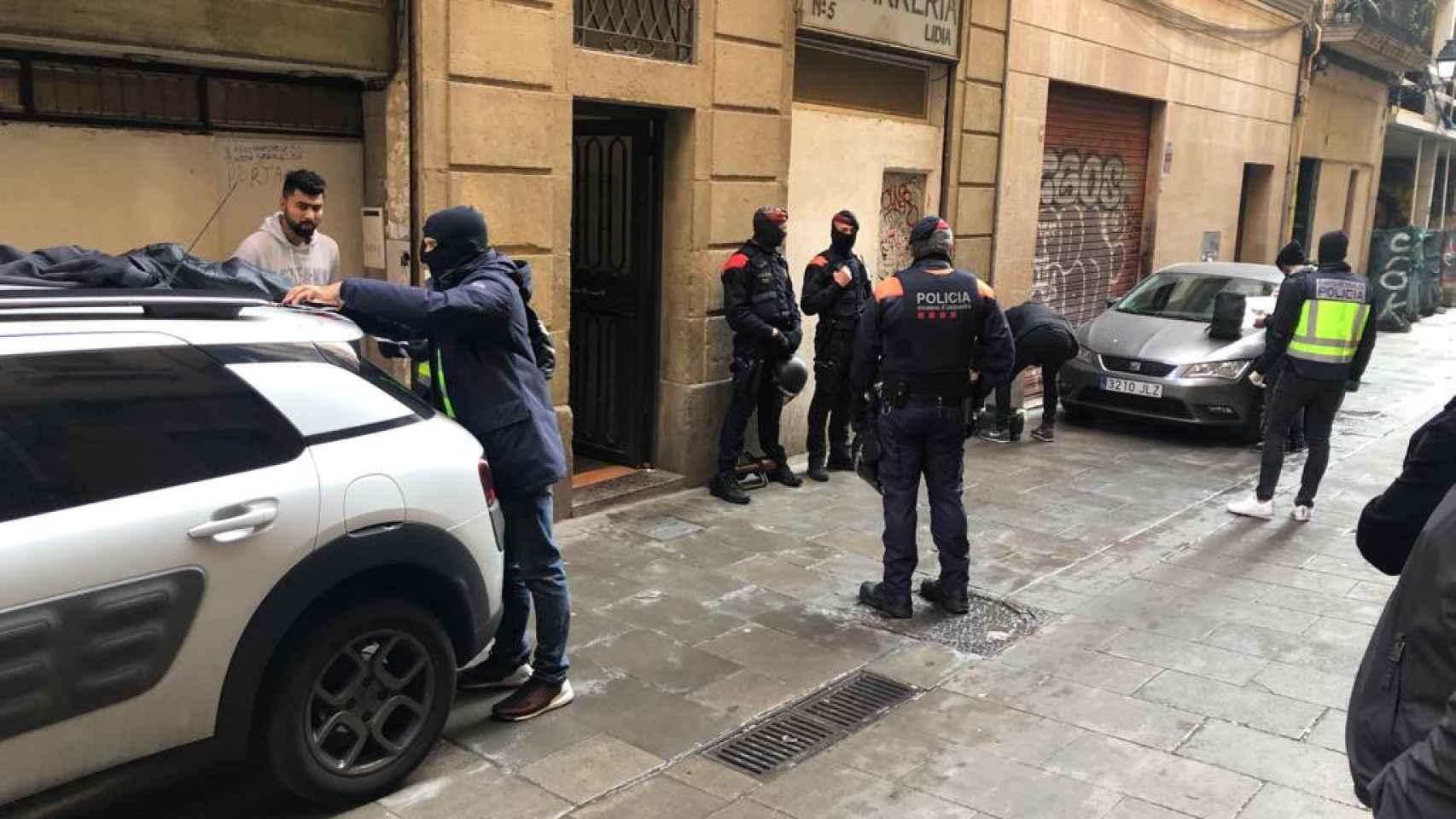 Agentes de los Mossos d'Esquadra y Policía Nacional en la calle Reina Amàlia / MOSSOS