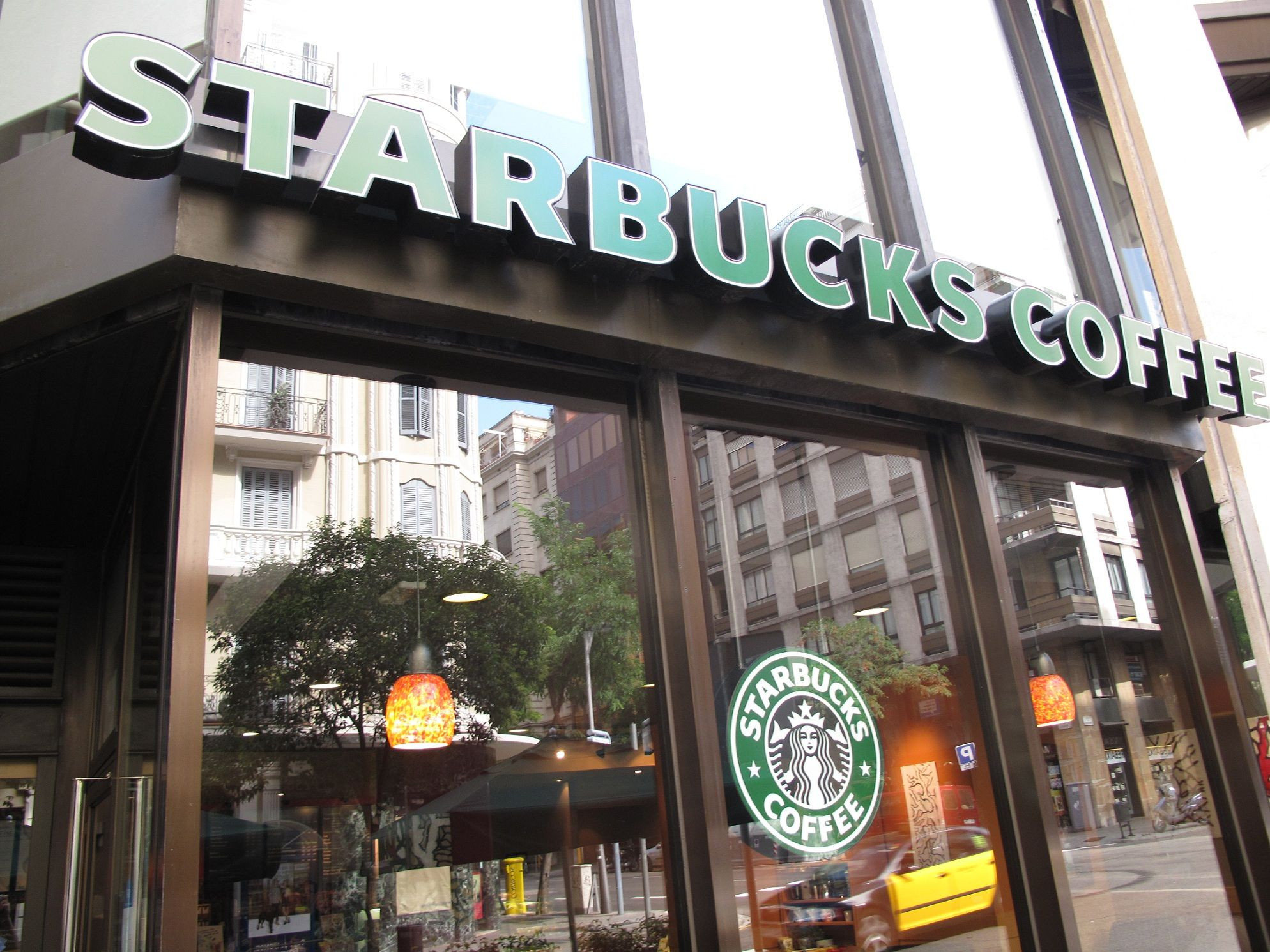 Exterior de una cafetería de Starbucks en Barcelona