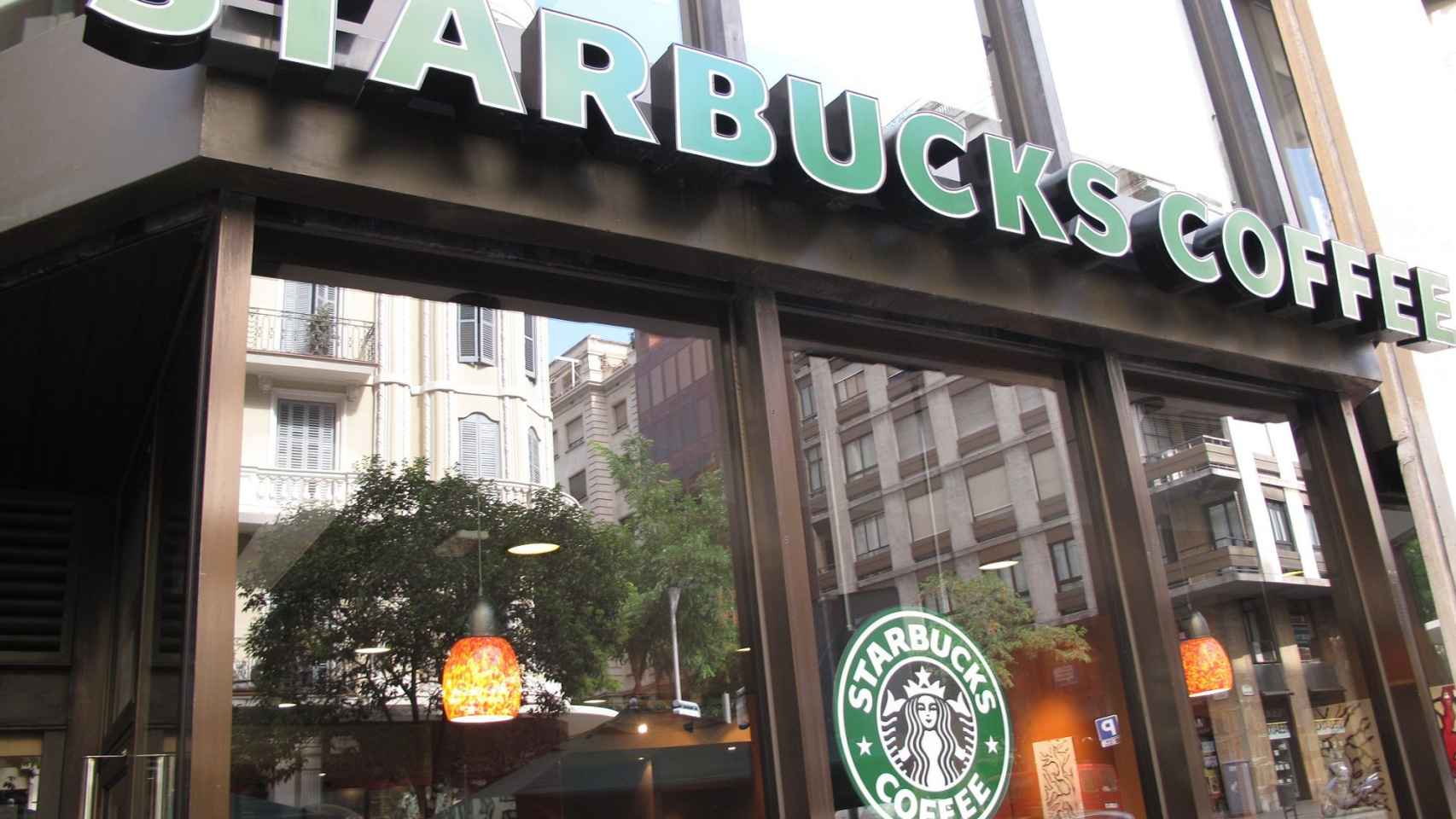 Exterior de una cafetería de Starbucks en Barcelona