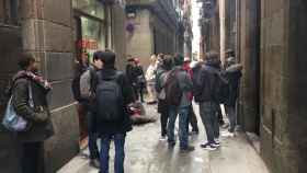 Activistas concentrados en la calle Còdols del Gòtic / RAVAL REBEL