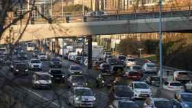 Coches en una vía rápida, en Barcelona, antes de la entrada de la Zona de Bajas Emisiones / SERVEI CATALÀ DE TRÀNSIT