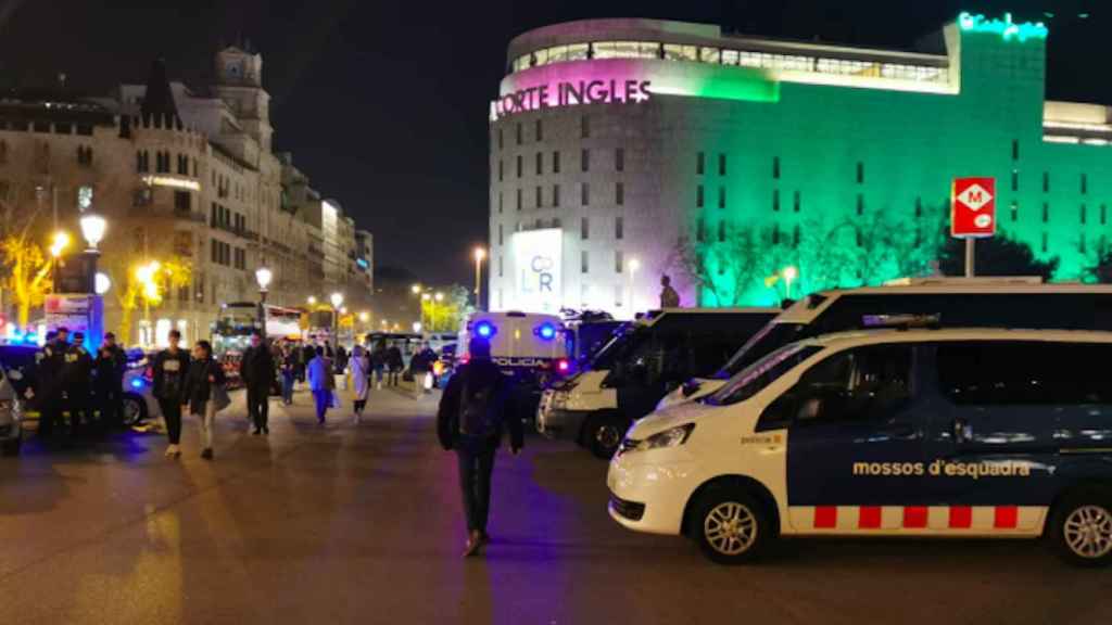 Redada policial en el metro contra carteristas y ladrones en plaza Catalunya / MOSSOS