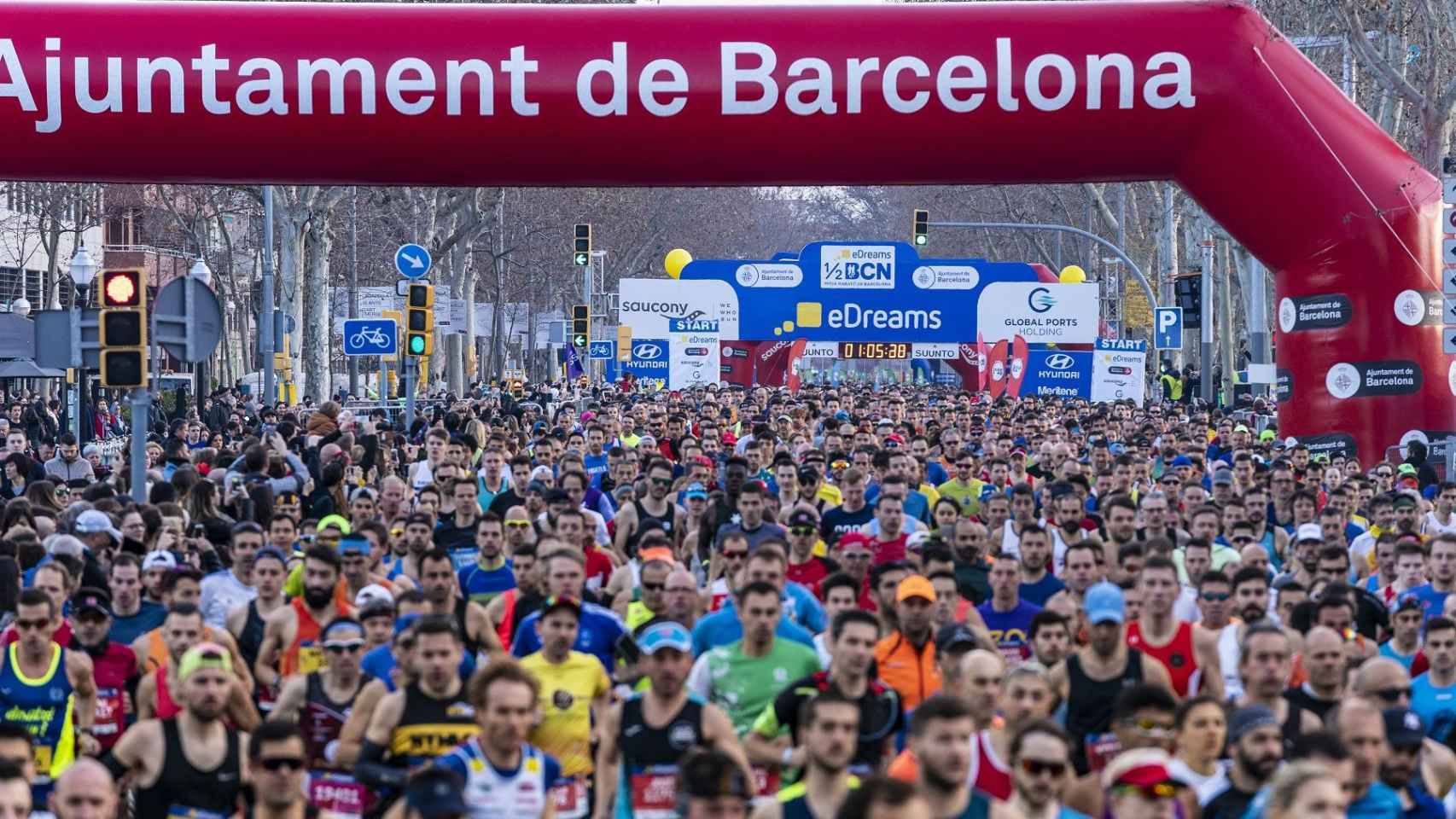 Imagen de una edición del medio maratón de Barcelona