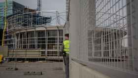 Un trabajador en el desmantelamiento del Mobile World Congress / EUROPA PRESS