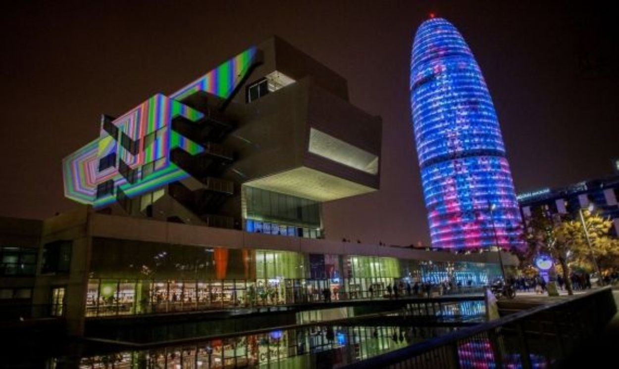 Torre Agbar y Museo del Diseño en Barcelona durante una edición de Llum BCN / EFE