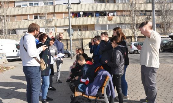 El equipo de 'Fills de la Mina' charla durante una pausa del rodaje / CONSORCI DE LA MINA