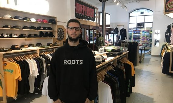 Vilyian es el encargado de la tienda Roots / DF