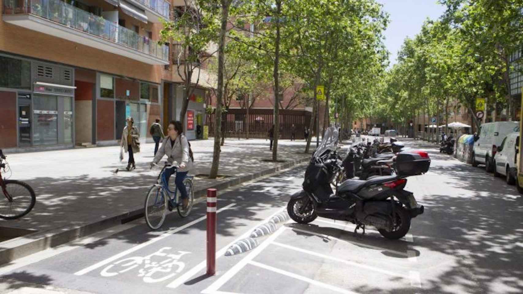 Motos bien estacionadas junto a un carril bici / AYUNTAMIENTO DE BARCELONA