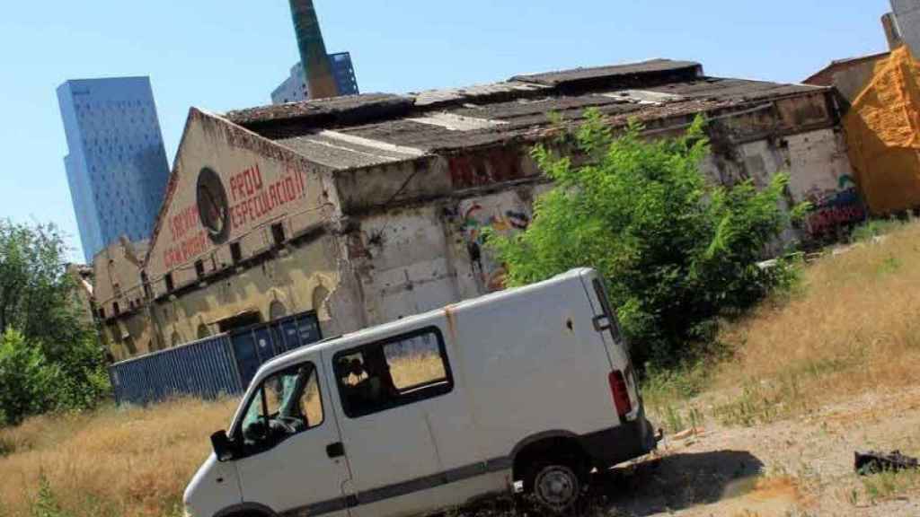 Fábrica en estado de abandono en los terrenos de Can Ricart / CR