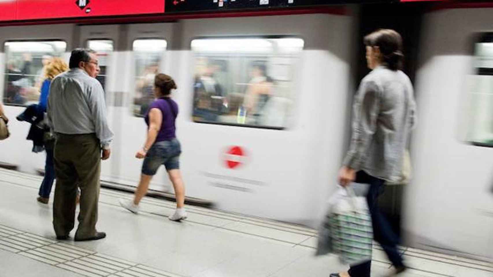 Pasajeros en la L1 del metro / EUROPA PRESS