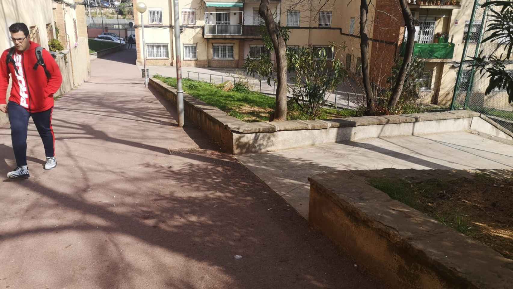 Lugar donde los sanitarios atendieron a la víctima que murió a golpes en Trinitat Nova / G.A