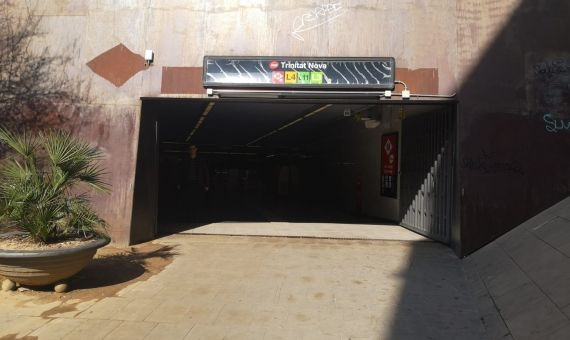 Entrada de la estación de metro de Trinitat Nova / G.A