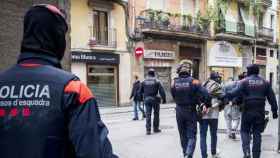 Imagen de archivo de una detención realizada por los Mossos / HUGO FERNÁNDEZ