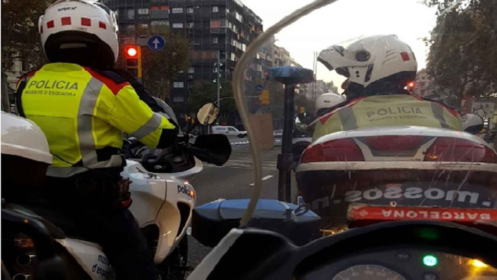 Imagen de dos agentes del Grupo Regional de Motos de los Mossos d'Esquadra / MOSSOS