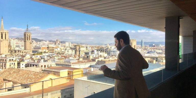 Paco Sierra en la terraza del Ayuntamiento de Barcelona / METRÓPOLI