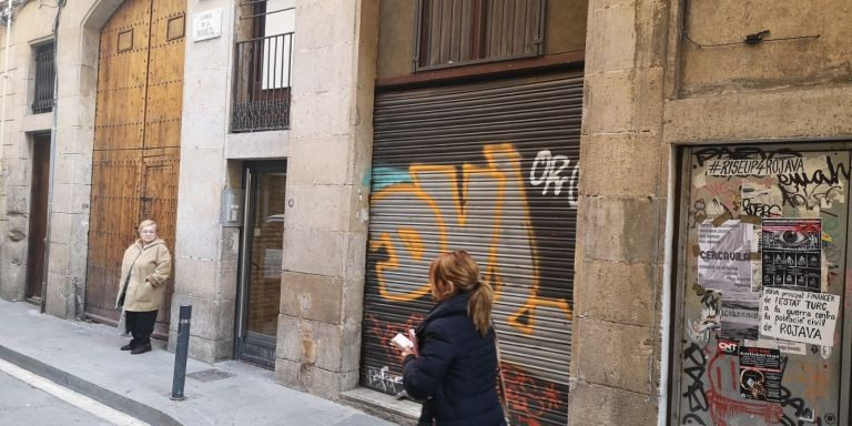 Fachada del número 1 de la calle Riereta, que albergó un narcopiso. / G.A