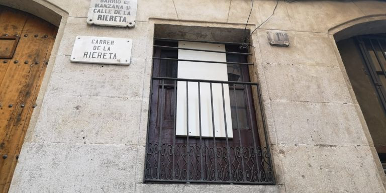 Plancha de madera colocada por los vecinos en una de las ventanas del antiguo narcopiso / G.A