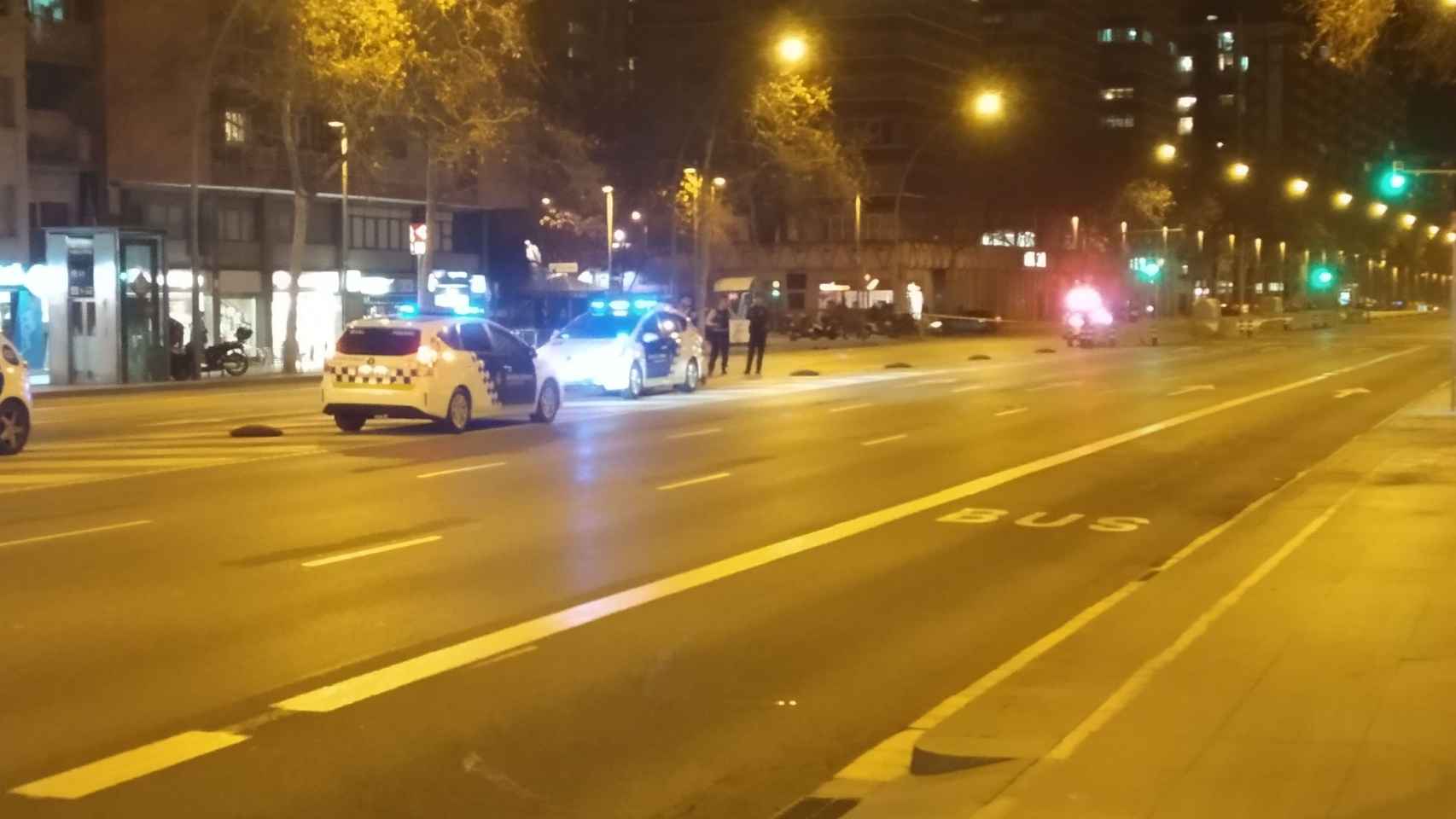 Coches de la Guardia Urbana en una Meridiana sin tráfico / JORDI SUBIRANA