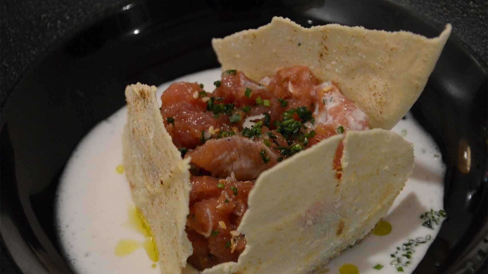 Tartar de atún, uno de los platos de lujo a precio de barrio del restaurante ÖUZÖ en Sant Andreu / GEMMA RIBERA