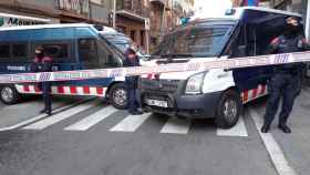 Cordón policial en un bloque de Sant Andreu / @stafe76