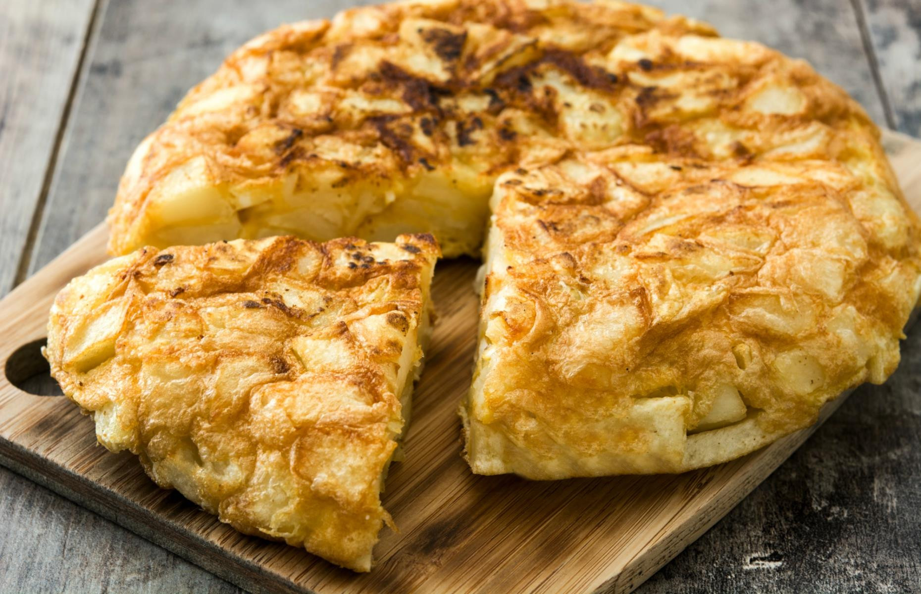 Tortilla de patatas sobre una madera 