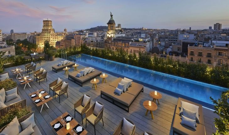 Terraza exterior con piscina del hotel Mandarin Oriental