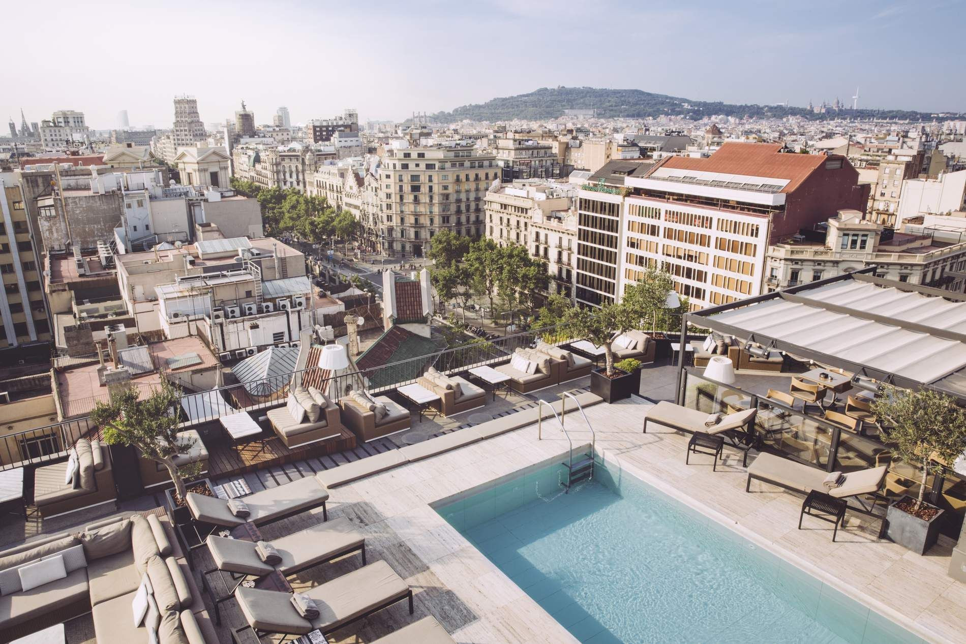 Terraza superior con piscina y tumbonas del Majestic Hotel&Spa de la capital catalana