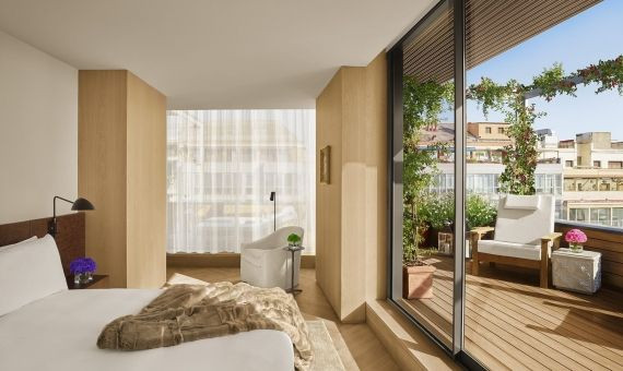 Habitación con terraza del lujoso hotel Barcelona Edition