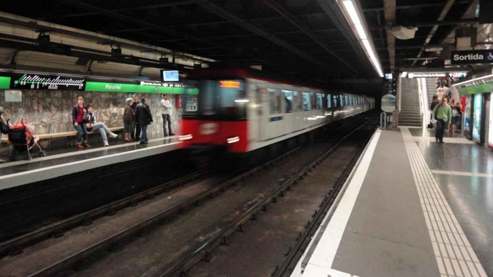 Un metro de la L3 entrando en la estación de Paral·lel de Barcelona