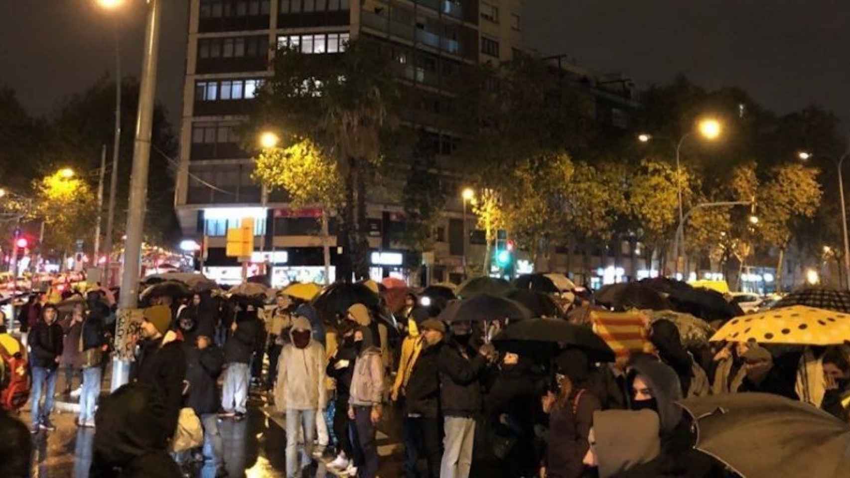 Concentrados en uno de los cortes de la Meridiana / CUP SANT ANDREU