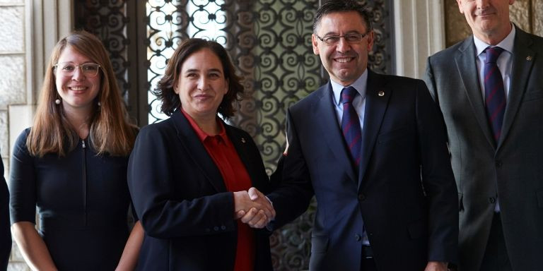 Ada Colau y Josep Maria Bartomeu se saludan tras el visto bueno del Ayuntamiento de Barcelona para remodelar el Camp Nou